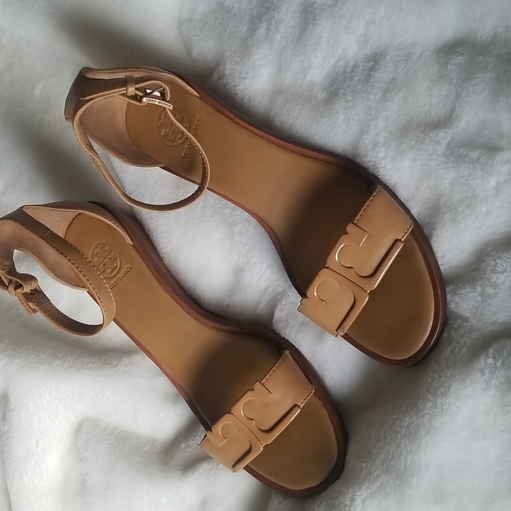 Tory Burch ladies tan leather heels in very  good preowned condition.